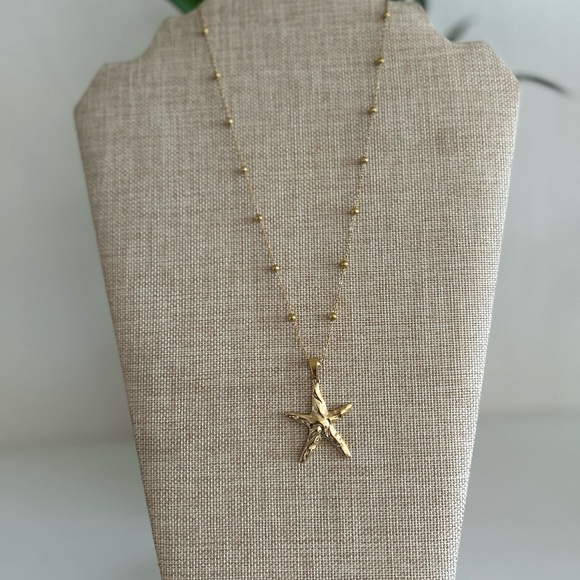 Jewelry - Gold Starfish Pendant Necklace